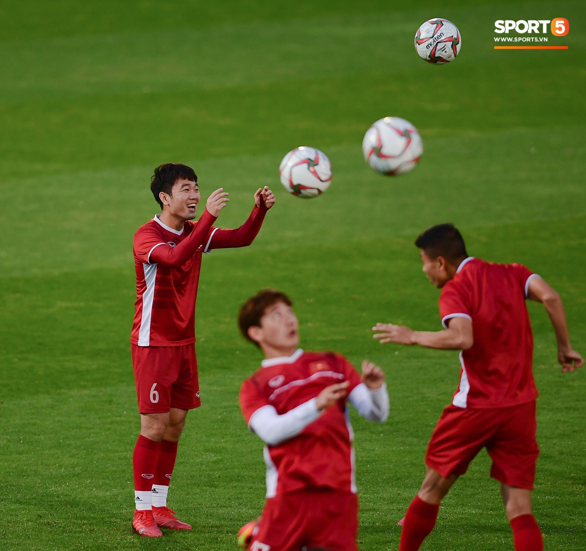 Xuân Trường cười tỏa nắng trong buổi tập trước trận ra quân tại Asian Cup 2019-5