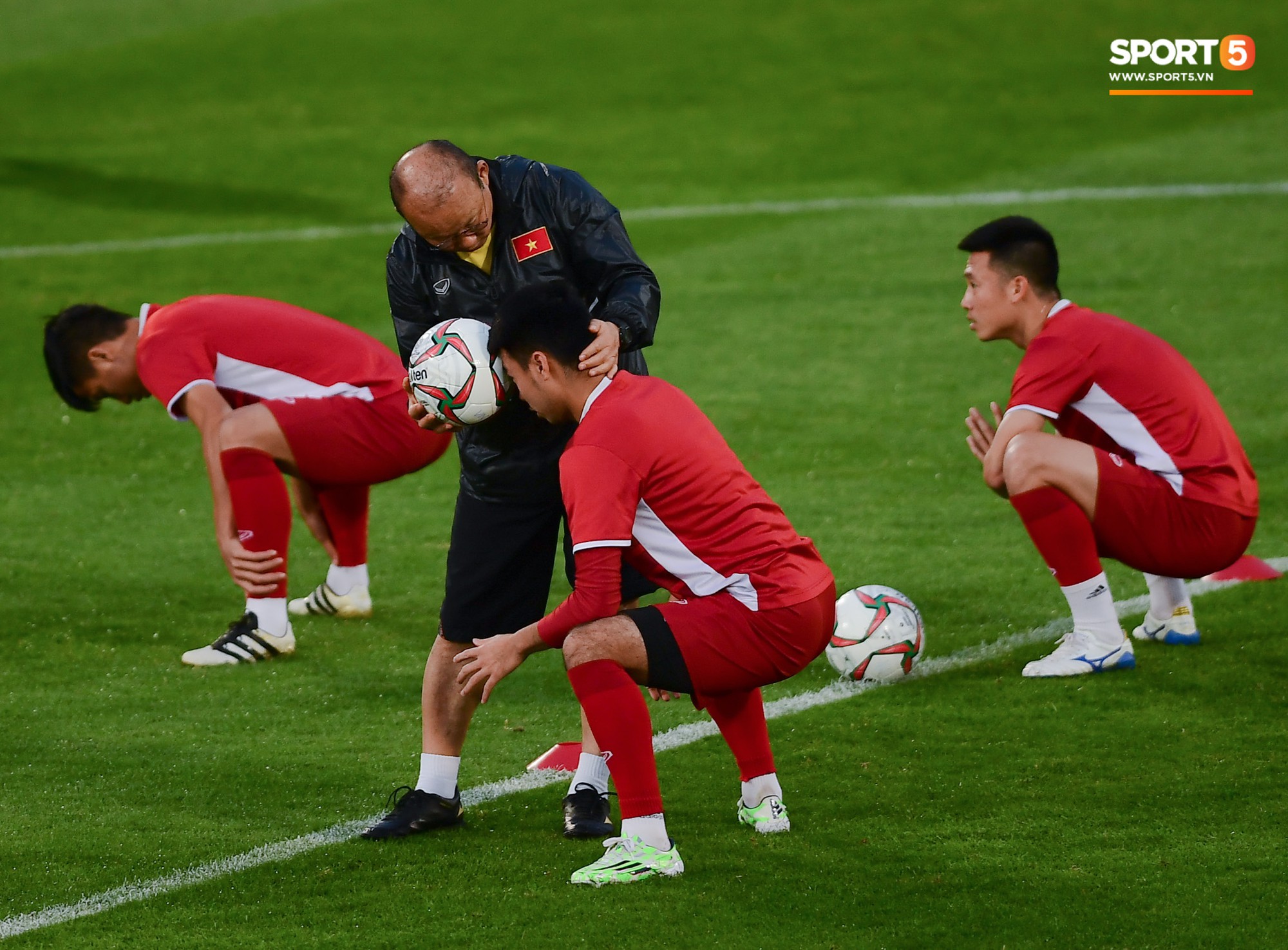 Xuân Trường cười tỏa nắng trong buổi tập trước trận ra quân tại Asian Cup 2019-10