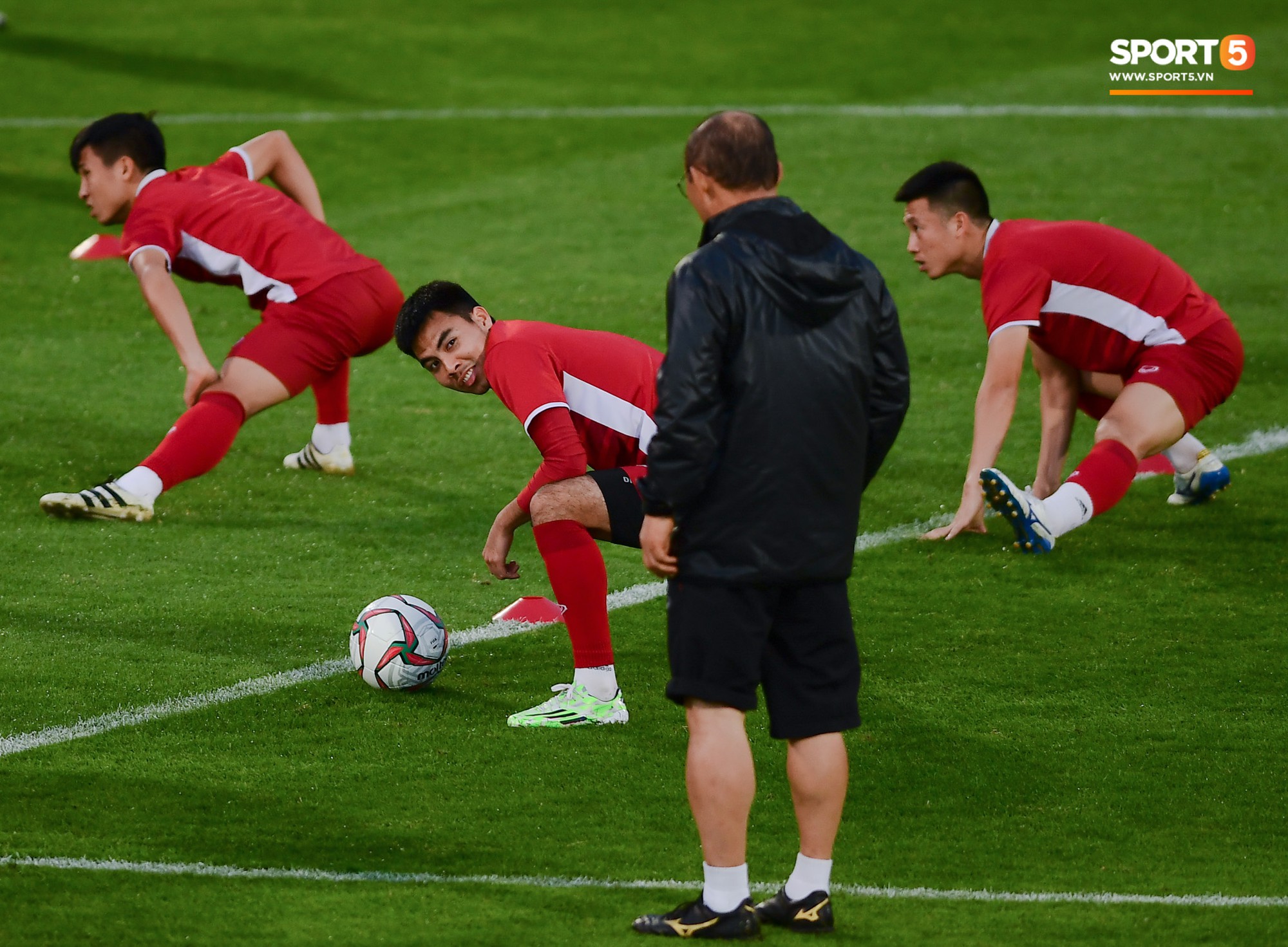 Xuân Trường cười tỏa nắng trong buổi tập trước trận ra quân tại Asian Cup 2019-11