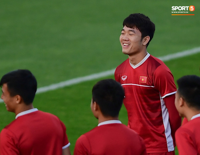 Xuân Trường cười tỏa nắng trong buổi tập trước trận ra quân tại Asian Cup 2019-2