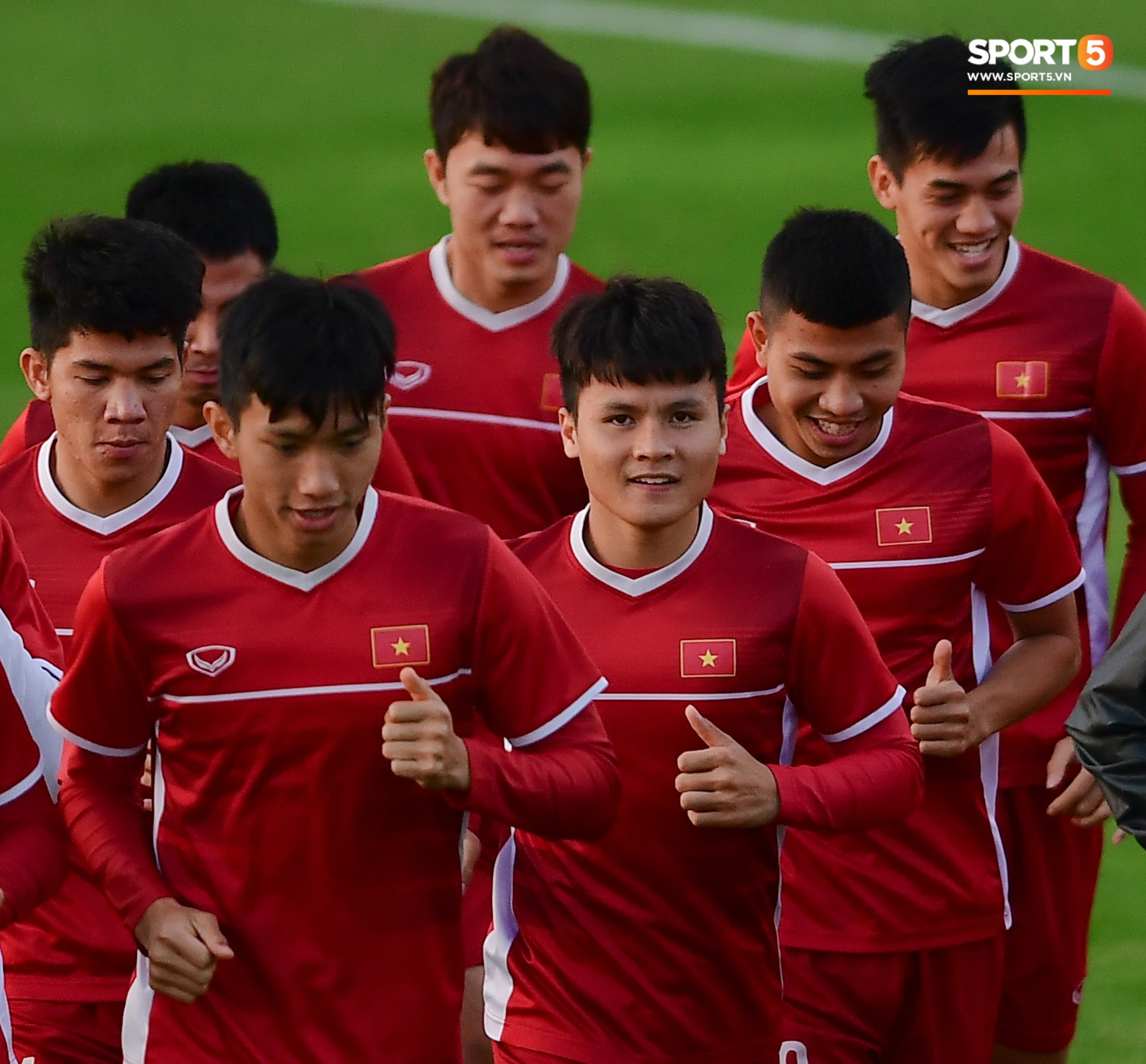 Xuân Trường cười tỏa nắng trong buổi tập trước trận ra quân tại Asian Cup 2019-1