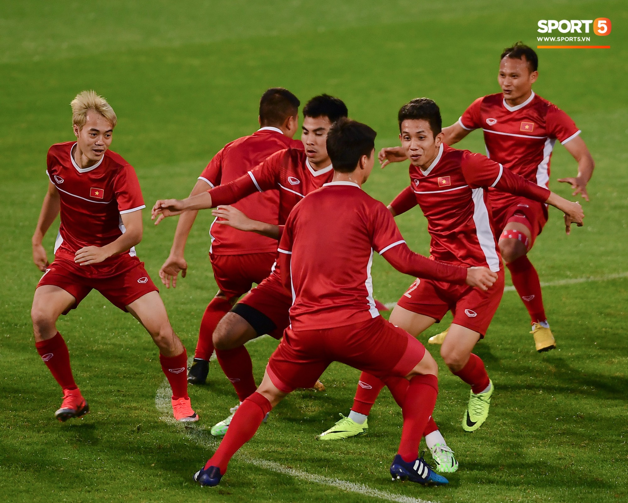 Xuân Trường cười tỏa nắng trong buổi tập trước trận ra quân tại Asian Cup 2019-15