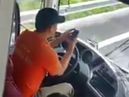 Bà bầu vỡ ối khi đi chơi, thai nhi thò chân ra ngoài-2