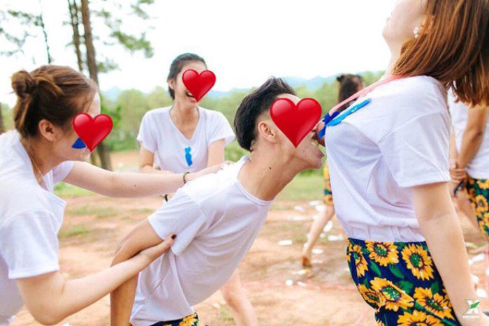 Những bộ ảnh kỷ yếu phản cảm bị dân mạng ‘ném đá’ dữ dội-3