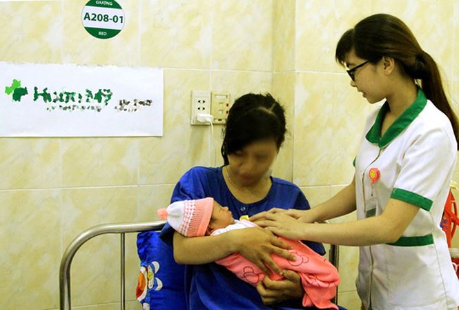 Bà bầu vỡ ối khi đi chơi, thai nhi thò chân ra ngoài-1