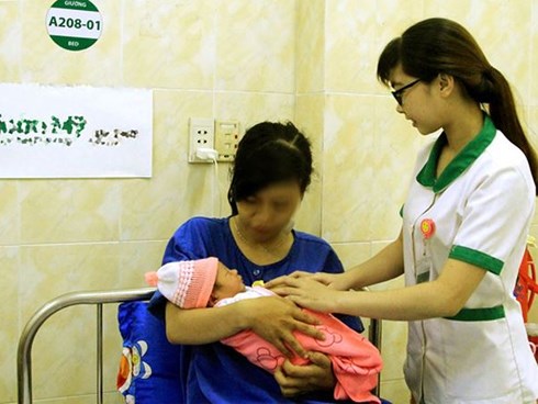 Bà bầu vỡ ối khi đi chơi, thai nhi thò chân ra ngoài