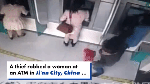 Rình mò ở ATM để giật tiền của người phụ nữ, kẻ cướp bị hạ đo ván bởi 1 nhân vật không ngờ-2