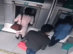 Rình mò ở ATM để giật tiền của người phụ nữ, kẻ cướp bị hạ đo ván bởi 1 nhân vật không ngờ