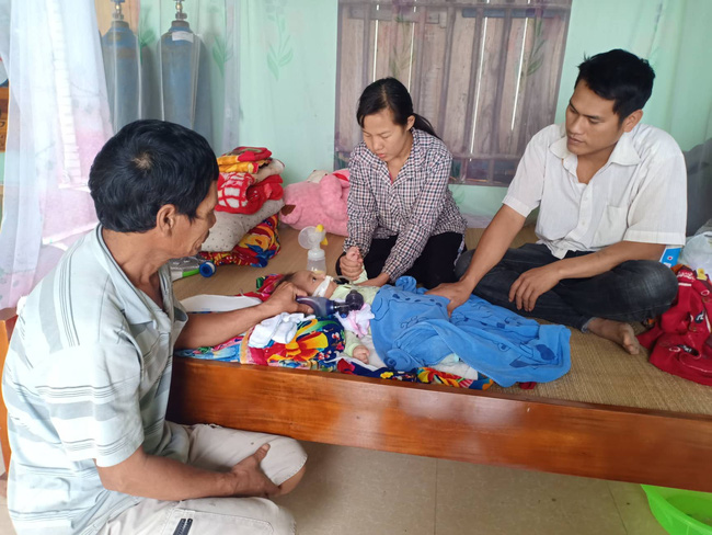 Ánh mắt cầu cứu của bé trai 8 tháng sống phụ thuộc vào máy thở: Nếu ngừng bóp bình oxy con tôi sẽ ngưng thở”-4