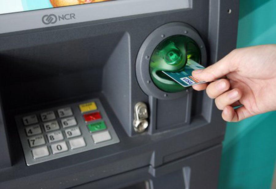 Ngân hàng phải cảnh báo thủ đoạn trộm tiền ngay tại cây ATM-1