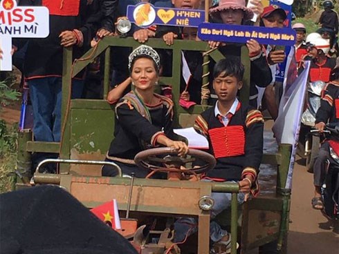 Clip H'Hen Niê lại cưỡi công nông về thăm bản làng, tiếng hò reo đón chào sau 1 năm vẫn giòn giã, thân thương