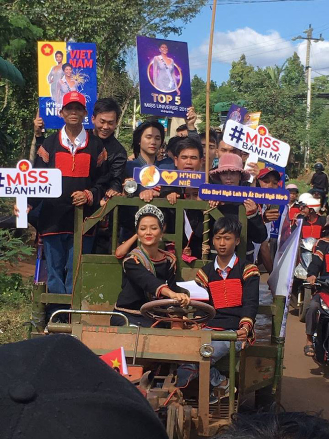 Clip HHen Niê lại cưỡi công nông về thăm bản làng, tiếng hò reo đón chào sau 1 năm vẫn giòn giã, thân thương-1