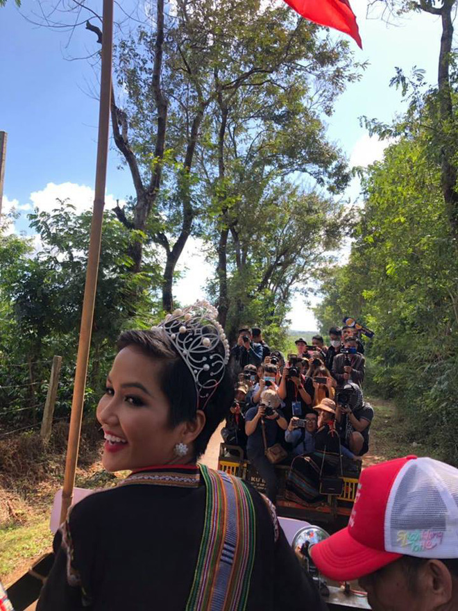 Clip HHen Niê lại cưỡi công nông về thăm bản làng, tiếng hò reo đón chào sau 1 năm vẫn giòn giã, thân thương-2