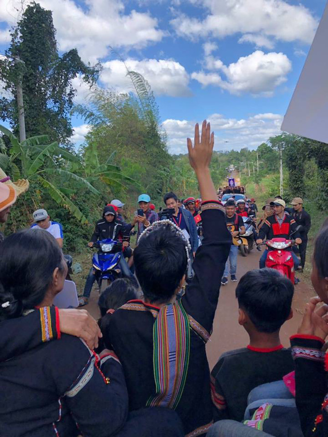 Clip HHen Niê lại cưỡi công nông về thăm bản làng, tiếng hò reo đón chào sau 1 năm vẫn giòn giã, thân thương-3