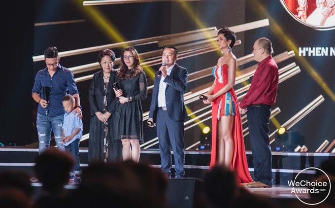 Clip HHen Niê lại cưỡi công nông về thăm bản làng, tiếng hò reo đón chào sau 1 năm vẫn giòn giã, thân thương-5