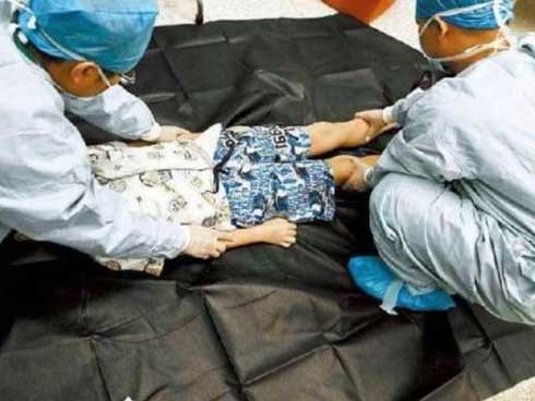 Chạy vào bếp khi bà nội đang rán cá, bé trai 11 tuổi đột nhiên ngạt thở rồi tử vong vì một thứ không ngờ