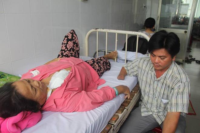 Vợ theo trai, chồng cụt tay cắn răng chịu đựng nuôi con, chăm mẹ già cận kề cửa tử”-2