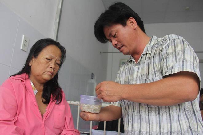 Vợ theo trai, chồng cụt tay cắn răng chịu đựng nuôi con, chăm mẹ già cận kề cửa tử”-3