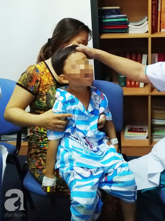 Thương tâm: Mẹ chở con không đội nón bảo hiểm, nhiều trẻ bị tai nạn cực nặng đến biến dạng mặt-3