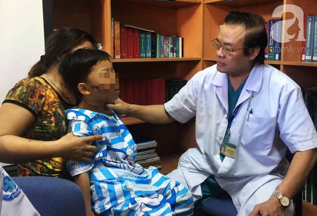 Thương tâm: Mẹ chở con không đội nón bảo hiểm, nhiều trẻ bị tai nạn cực nặng đến biến dạng mặt-5