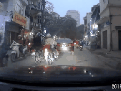 Xô bà bầu ngã giữa đường, tài xế Grab vội bỏ chạy nhưng vị khách ngồi sau lại hành xử gây chú ý