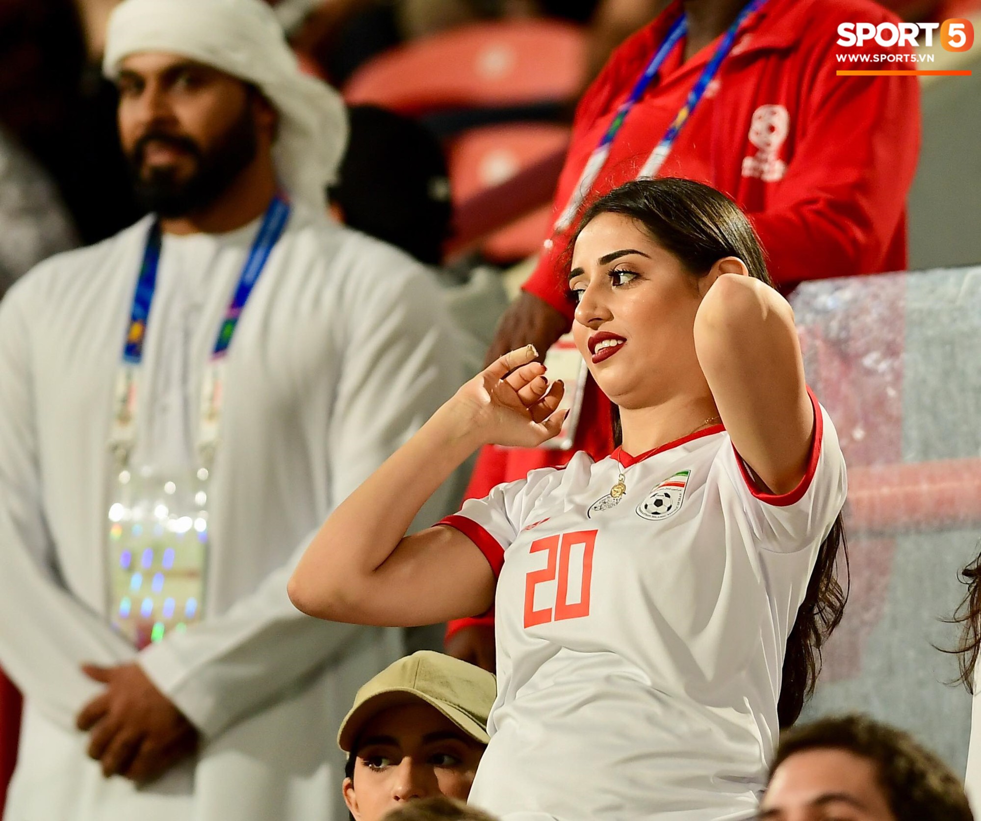 Ngất ngây với vẻ đẹp của fangirl Iran trong ngày đội nhà giành chiến thắng đậm trước Yemen-1