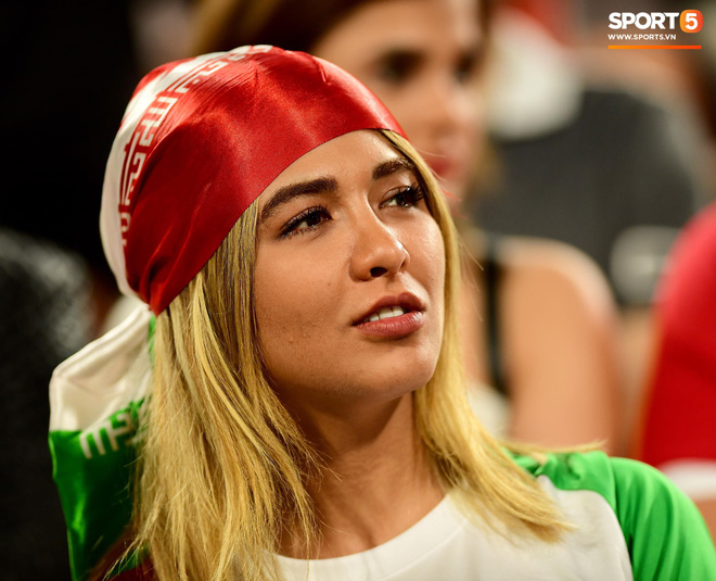 Ngất ngây với vẻ đẹp của fangirl Iran trong ngày đội nhà giành chiến thắng đậm trước Yemen-12