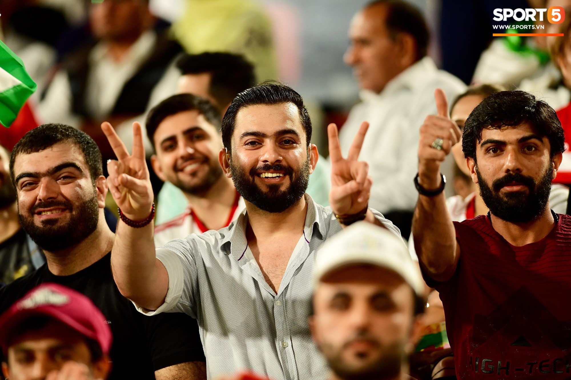 Ngất ngây với vẻ đẹp của fangirl Iran trong ngày đội nhà giành chiến thắng đậm trước Yemen-8