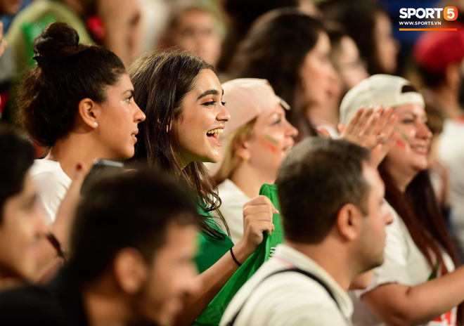 Ngất ngây với vẻ đẹp của fangirl Iran trong ngày đội nhà giành chiến thắng đậm trước Yemen-10