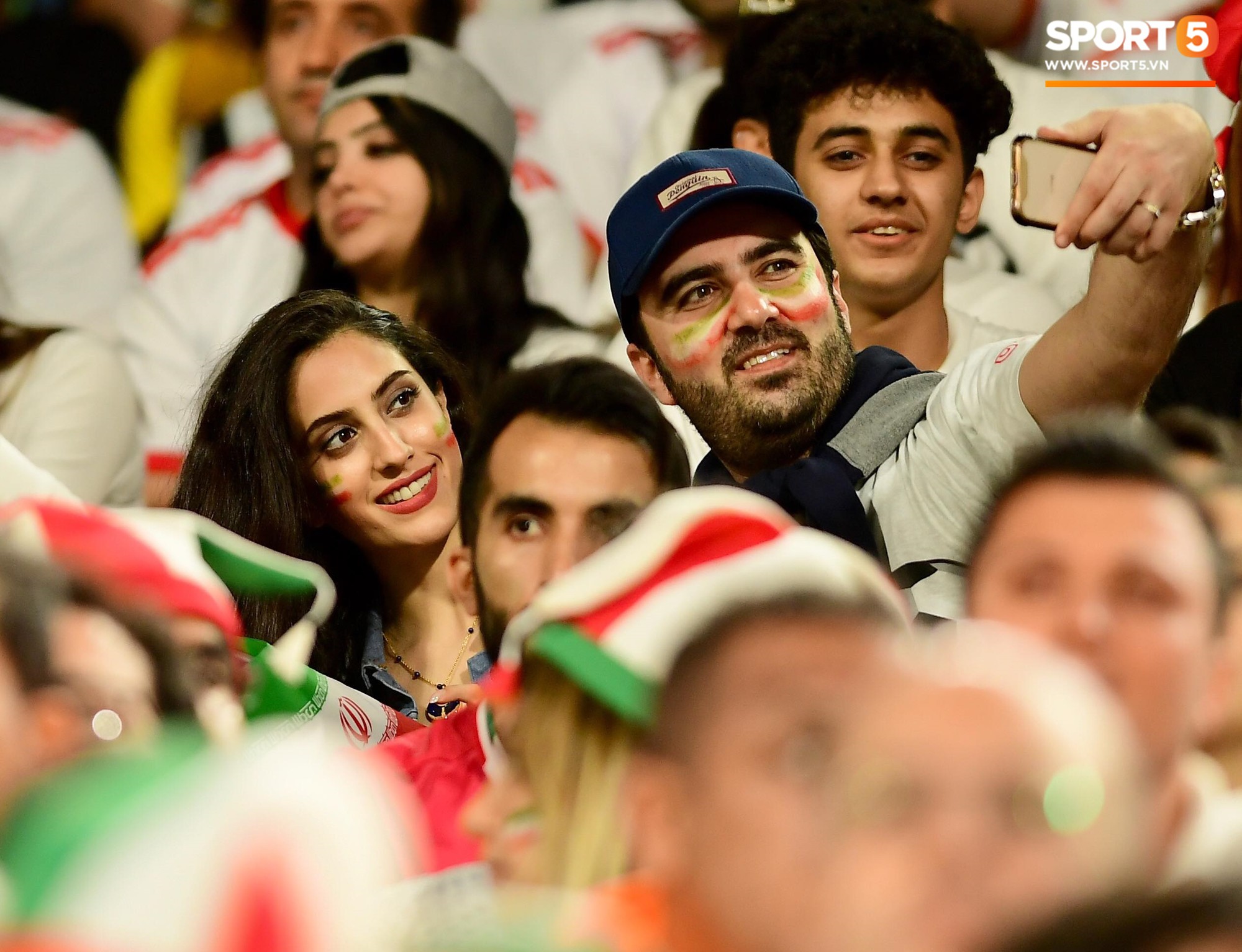 Ngất ngây với vẻ đẹp của fangirl Iran trong ngày đội nhà giành chiến thắng đậm trước Yemen-3
