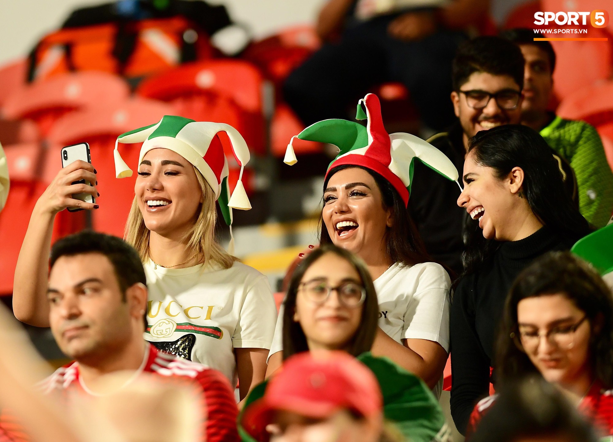 Ngất ngây với vẻ đẹp của fangirl Iran trong ngày đội nhà giành chiến thắng đậm trước Yemen-4