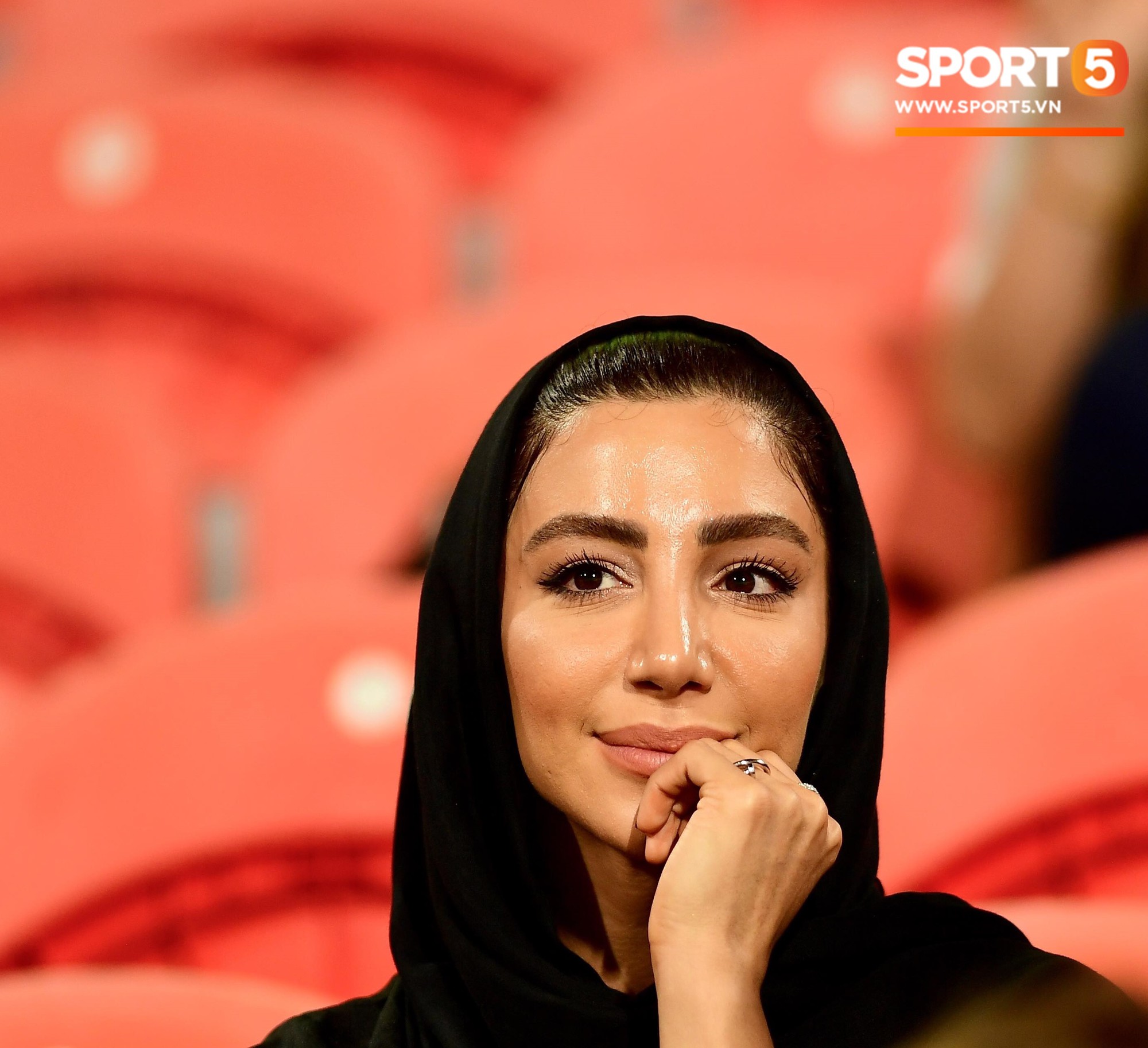 Ngất ngây với vẻ đẹp của fangirl Iran trong ngày đội nhà giành chiến thắng đậm trước Yemen-9