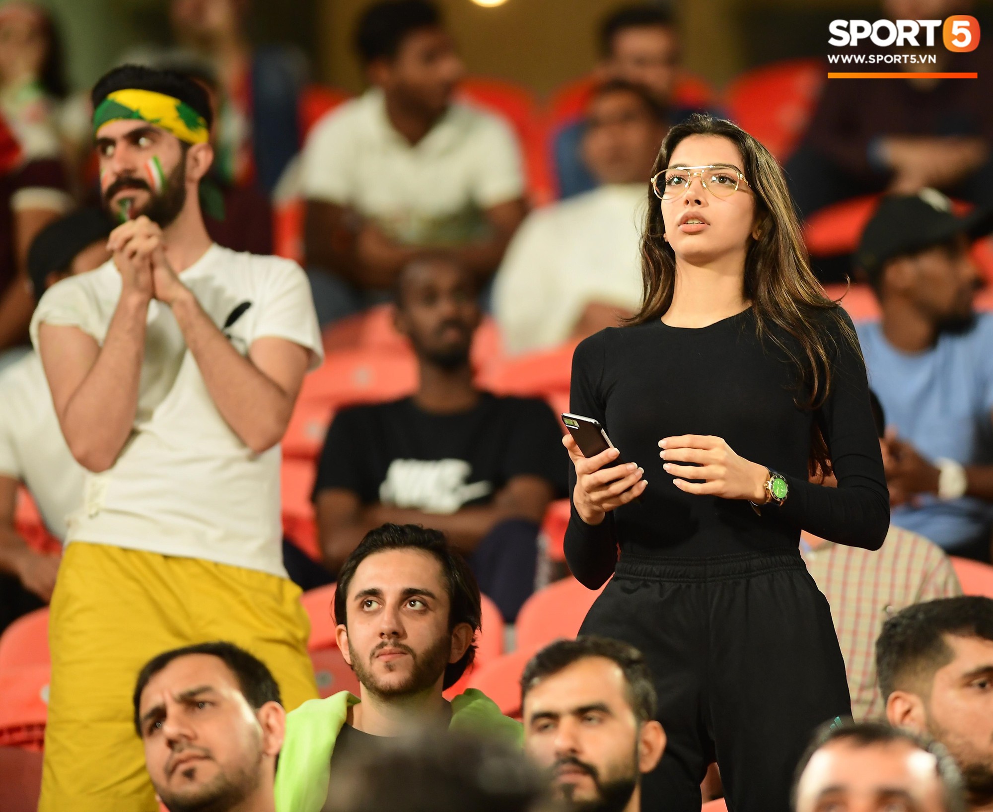 Ngất ngây với vẻ đẹp của fangirl Iran trong ngày đội nhà giành chiến thắng đậm trước Yemen-7