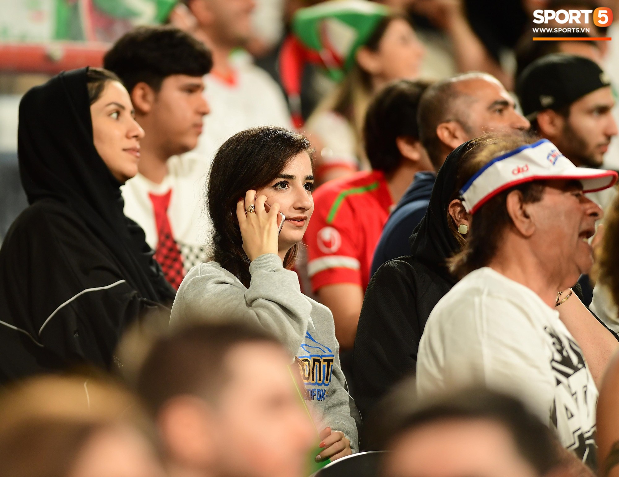 Ngất ngây với vẻ đẹp của fangirl Iran trong ngày đội nhà giành chiến thắng đậm trước Yemen-5