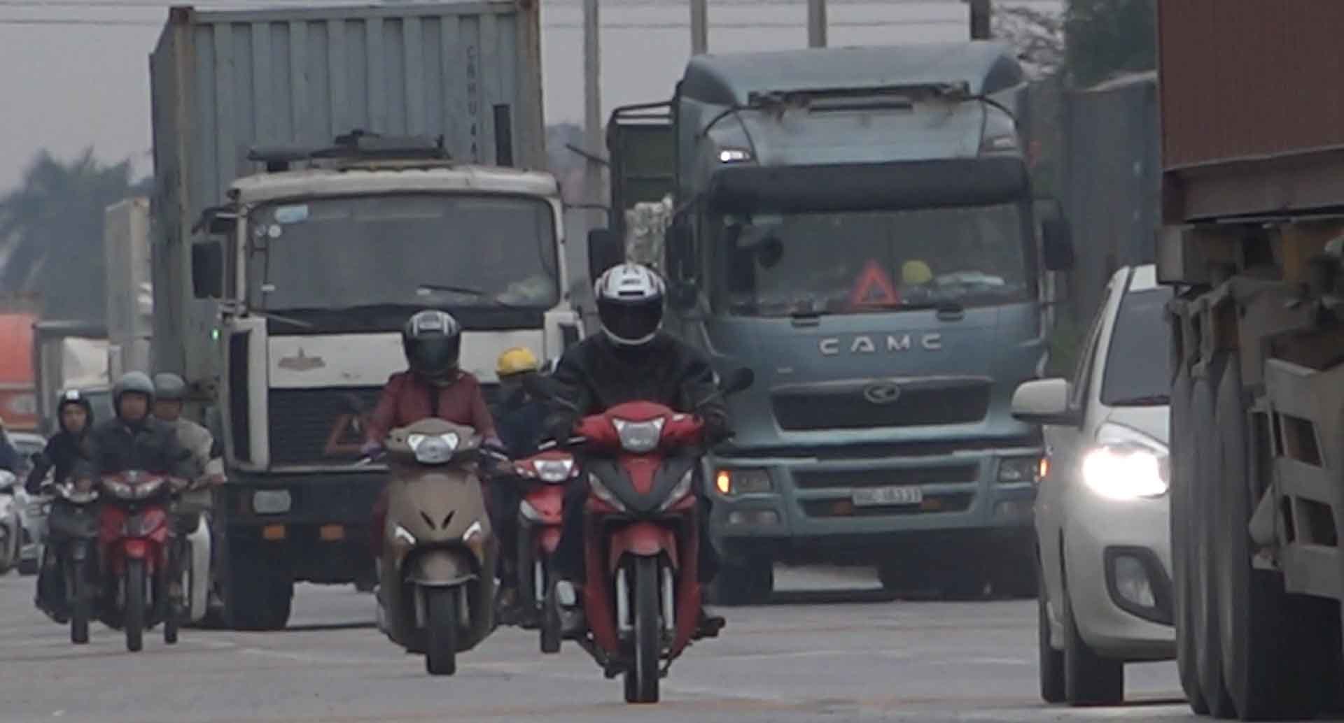 Hãi hùng xe container lao vun vút lấn làn, vượt ẩu-2