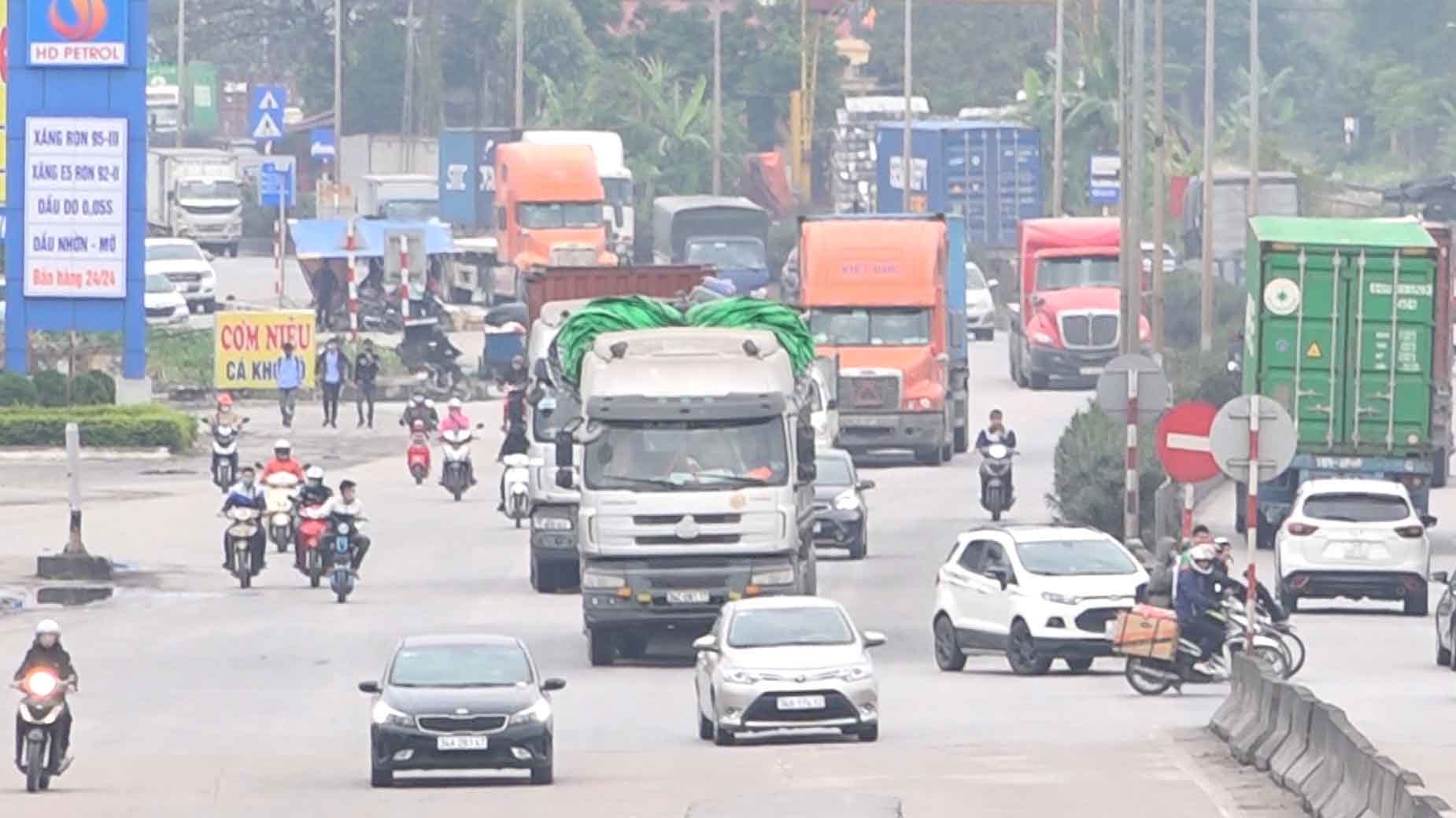 Hãi hùng xe container lao vun vút lấn làn, vượt ẩu-1