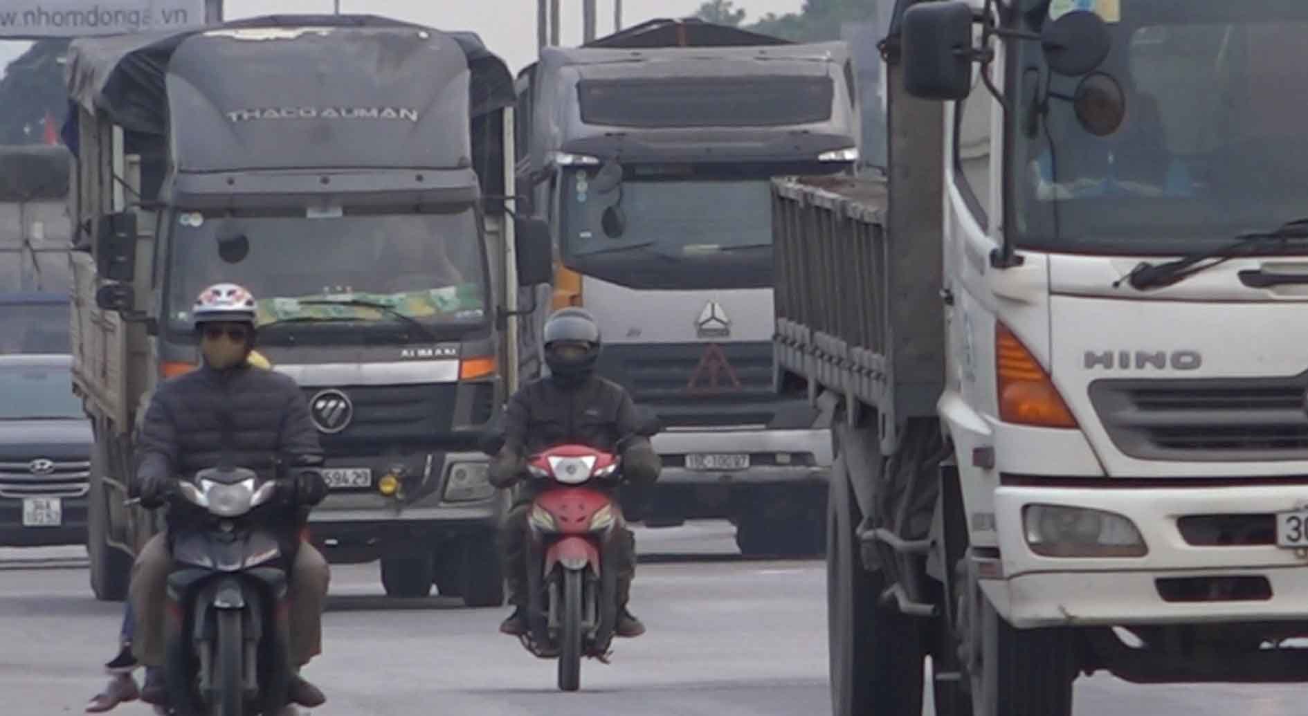 Hãi hùng xe container lao vun vút lấn làn, vượt ẩu-5