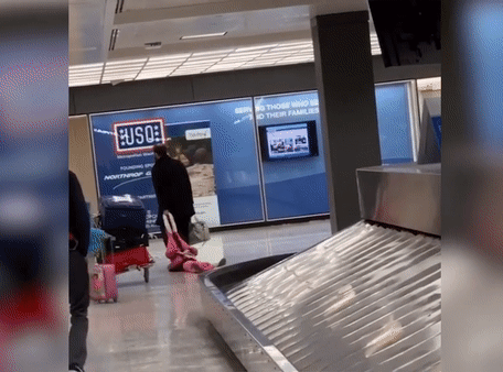 Trễ chuyến bay mà con gái còn giở chứng, ông bố nhanh trí giải quyết tạo nên khung cảnh đáng yêu nhất sân bay-2