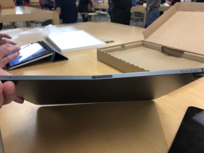 Được Apple đổi bảo hành iPad mới, khổ chủ miệng cười méo xệch khi mở hộp thấy cảnh tượng này-2