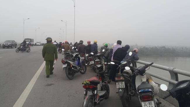 Nam thanh niên đi trên cầu Hàn bất ngờ để lại xe máy rồi nhảy xuống sông tự tử-2