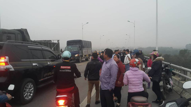 Nam thanh niên đi trên cầu Hàn bất ngờ để lại xe máy rồi nhảy xuống sông tự tử-3