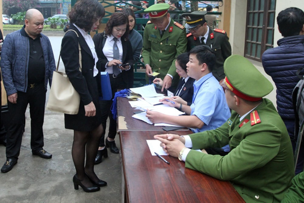 Hoãn phiên tòa do bác sĩ Hoàng Công Lương vắng mặt-2