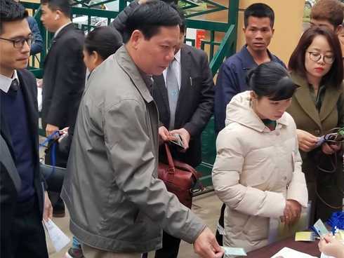 Xét xử vụ chạy thận: Bé gái được vào tòa vài phút để hát cho bố là bị cáo nghe-5