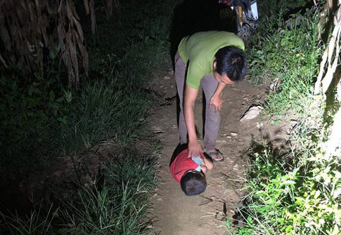 Cậu bé vùng cao ngủ gật và loạt ảnh khiến bạn rơi nước mắt-1