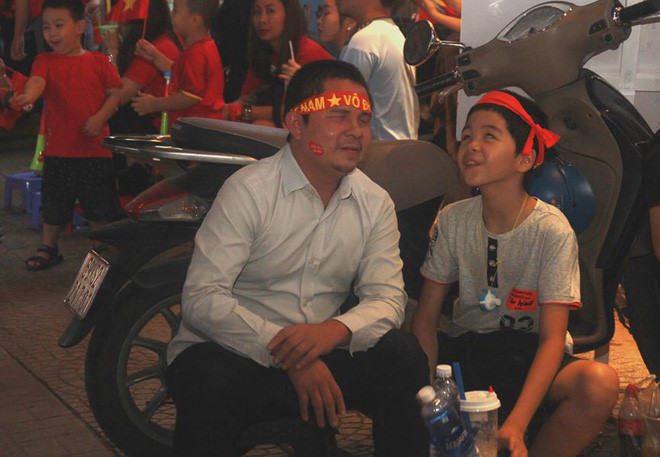 Cậu bé vùng cao ngủ gật và loạt ảnh khiến bạn rơi nước mắt-2