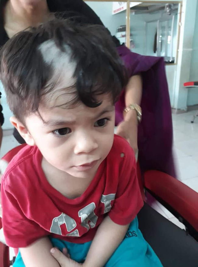 Tự tay cạo đầu còn bị mẹ dìm hàng, cậu bé vẫn khiến dân mạng trầm trồ bởi gương mặt chuẩn soái ca tương lai-3