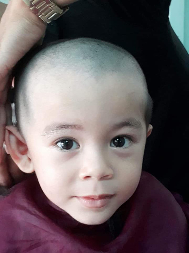 Tự tay cạo đầu còn bị mẹ dìm hàng, cậu bé vẫn khiến dân mạng trầm trồ bởi gương mặt chuẩn soái ca tương lai-4