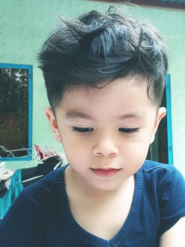 Tự tay cạo đầu còn bị mẹ dìm hàng, cậu bé vẫn khiến dân mạng trầm trồ bởi gương mặt chuẩn soái ca tương lai-6