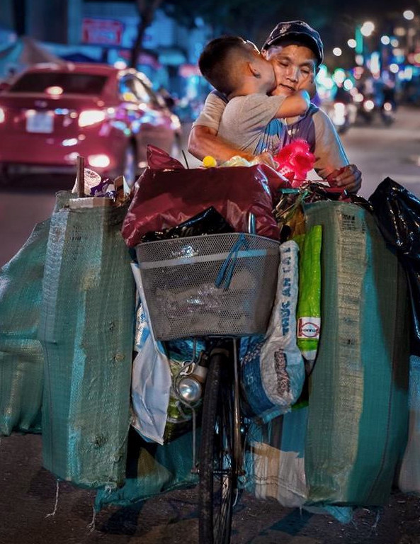 Cậu bé vùng cao ngủ gật và loạt ảnh khiến bạn rơi nước mắt-3