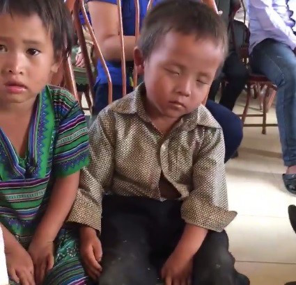 Cậu bé vùng cao ngủ gật và loạt ảnh khiến bạn rơi nước mắt-7